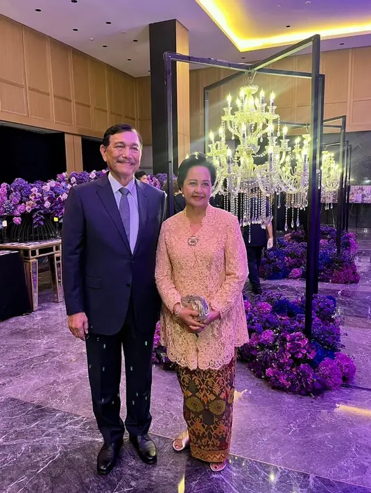 Menghadiri pesta kerabat, Devi memilih kebaya brokat warna krem yang dipadukan bawahan tenun dan clutch berwarna perak. [@pandjaitandevi]