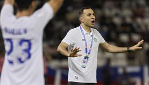 Pelatih kepala Uzbekistan, Timur Kapadze, memberikan instruksi kepada para pemainnya selama pertandingan final Piala Asia U-23 AFC Qatar 2024 antara Jepang dan Uzbekistan di Stadion Jassim Bin Hamad, Doha, pada 3 Mei 2024. (KARIM JAAFAR/AFP)