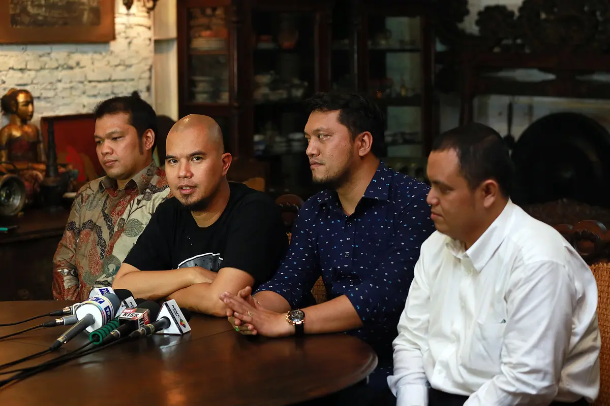 Ahmad Dhani dan kuasa hukumnya