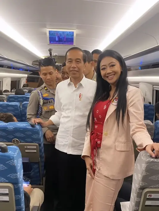 Asri Welas tampil dengan busana serba pink, dengan blazer dan skirt nya. Dipadukan inner jumputan merah. [@asri_welas]