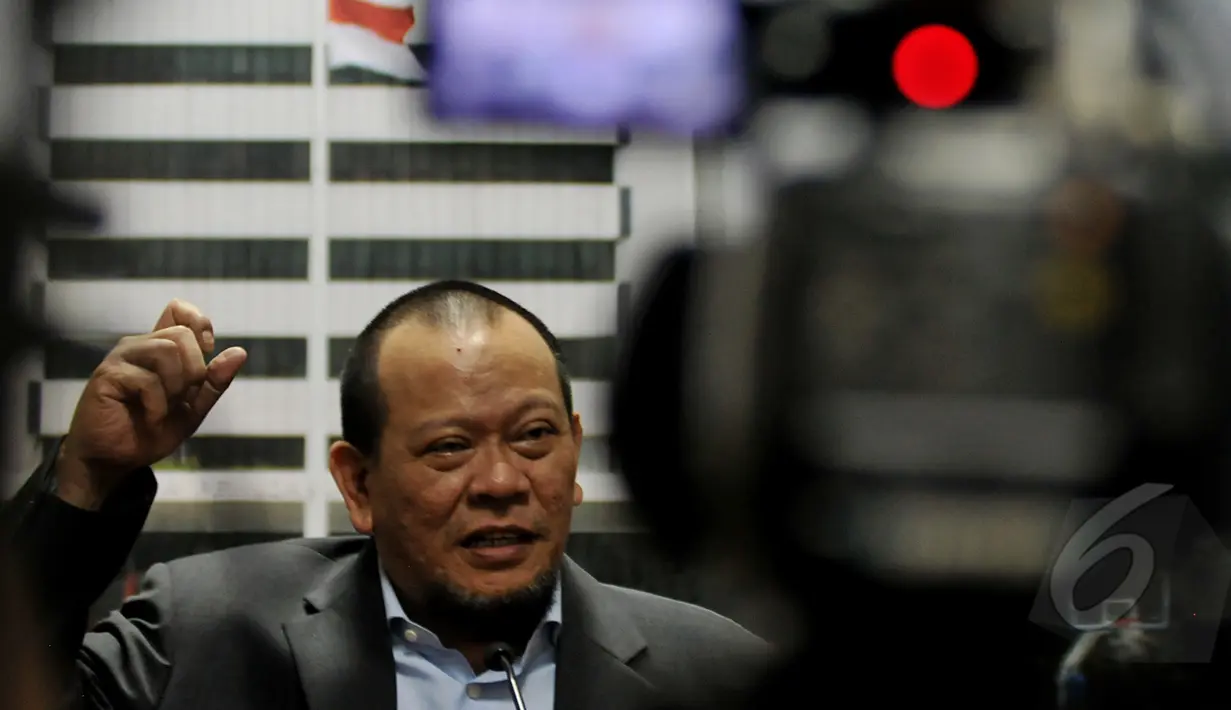 Ketua Umum PSSI La Nyalla Mataliti menggelar konferensi pers di Kemenpora, Senin (20/4/2014). La Nyalla menganggap menteri Nahrawi tidak mengerti persoalan sehingga membekukan PSSI. (Liputan6.com/Johan Tallo)