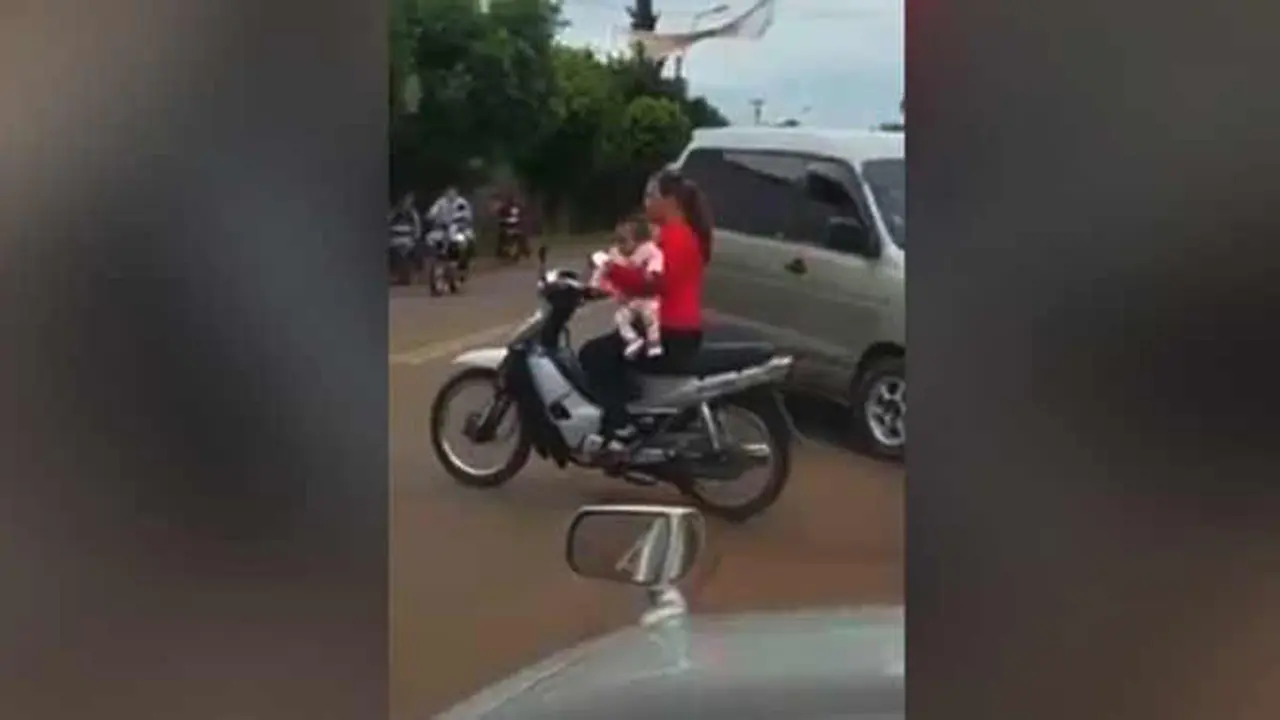 Jangan Ditiru, Gendong Bayi Sambil Kendarai Motor Bebek
