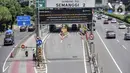 Informasi kenaikan tarif terlihat pada papan layar yang berada di Gerbang Tol Semanggi, Jakarta, Kamis (24/2/2022). Mulai 26 Februari 2022 pukul 24.00 WIB, tarif Tol Dalam Kota mengalami kenaikan sebesar Rp 500 berlaku untuk semua golongan kendaraan. (merdeka.com/Iqbal S. Nugroho)