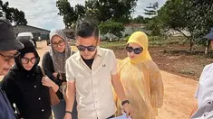 Dalam momen yang dibagikan, Haldy terlihat memegang cetak biru proyek sambil berdiskusi dengan tim di lokasi yang masih dalam tahap awal pembangunan. Irish Bella, mengenakan busana kuning dan hijab senada, setia mendampingi suaminya. Pemandangan area terbuka dan tanah merah menunjukkan proyek yang tengah digarap secara serius. (Liputan6.com/IG/@haldy_sabri)
