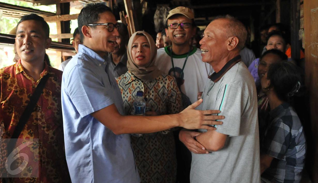Balon Gubernur DKI Jakarta Sandiaga Uno berdialog dengan warga Tambora, Jakarta, (10/4). Sandiaga yang berlatar pengusaha akan memberikan fokus kepada kesejahteraan masyarakat Jakarta yang dinilai mengkhawatirkan. (Liputan6.com/Gempur M Surya)