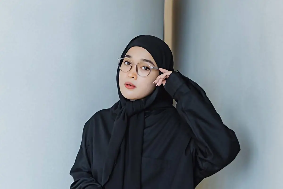 Tampil Stylish, Ini Potret Ririe Fairus Makin Gaya dengan Kacamata