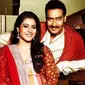 Kajol saat berpose bersama suaminya, aktor Bollywood Ajay Devgn