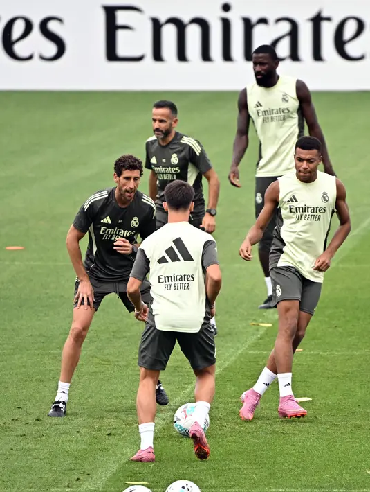 Pada laga perdana La Liga musim 2025/2026, Los Blancos akan menjamu Osasuna. (JAVIER SORIANO/AFP)