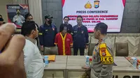 Kapolda Sulsel Irjen Pol Andi Rian R Djajadi menginterogasi pelaku pembunuhan di Pangkep (Liputan6.com/Fauzan)