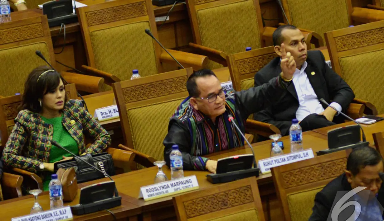 Ruhut Sitompul mengajukan interupsi saat Rapat Paripurna DPR Kubu Koalisi Merah Putih berlangsung, Jakarta, Selasa (4/11/2014). (Liputan6.com/Andrian M Tunay)