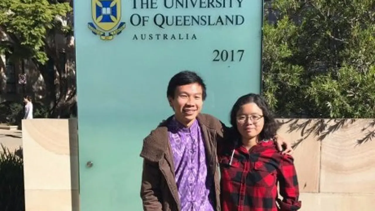Andrian Liem dan Bernike Jacinta Effendi yang memenangankan lomba esai di Universitas Queensland, Brisbane, Australia. (Istimewa)