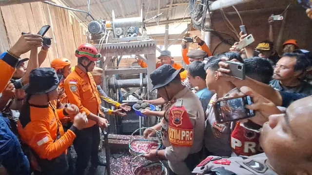 Tabur bunga di lokasi tempat 8 pekerja terjebak di sumur tambang, di Pancurendang, Banyumas. (Foto: Liputan6.com/Basarnas)