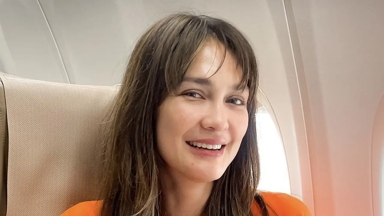 Potret Wajah Selebritis Tanah Air saat Berada di Dalam Pesawat