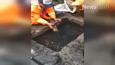 Dinas Lingkungan Hidup DKI Jakarta mengatakan, ada jalan lain untuk membersihkan got atau saluran air yang tersumbat selain dengan menyelam ke got hitam dan kotor.