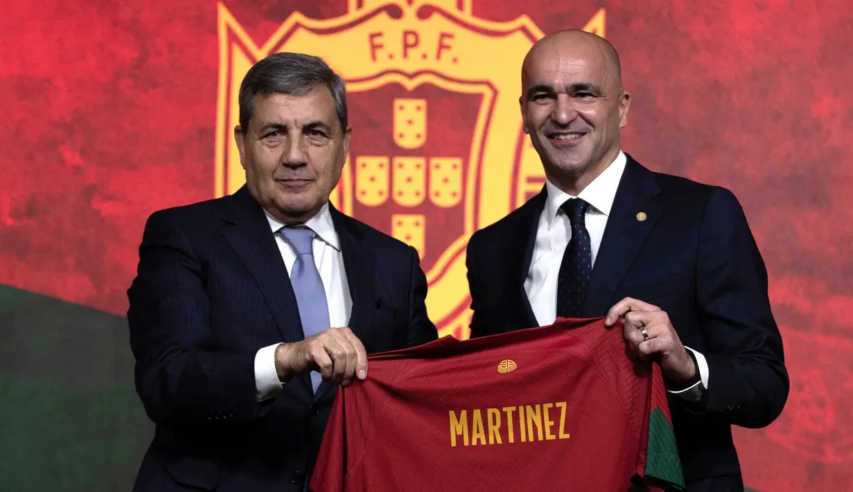 Presiden Federasi sepak bola Portugal, Fernando Soares Gomes da Silva (kiri) resmi memperkenalkan Roberto Martinez sebagai pelatih baru mereka, Senin (9/1/2023) usai Timnas Portugal gagal berprestasi di Piala Dunia 2022 kemarin. (AFP/Carlos Costa)