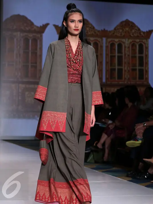 Koleksi Ghea  Panggabean memang terinspirasi aktivitas perdagangan saudagar-saudagar di sepanjang Selat Malaka sampai ke Sumatra dan Jawa saat ditampilkan di IPMI Trend Show 2017, Jakarta, Selasa (8/11). (Liputan6.com/Gempur M Surya)