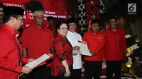 Ketua Umum DPP PDIP, Megawati Sukarnoputri (ketiga kiri) menyerahkan surat rekomendasi kepada pasangan Cagub dan Cawagub Maluku Utara di Jakarta, Kamis (4/1). PDIP secara resmi mengumumkan empat pasang cagub dan cawagub. (Liputan6.com/Helmi Fithriansyah)