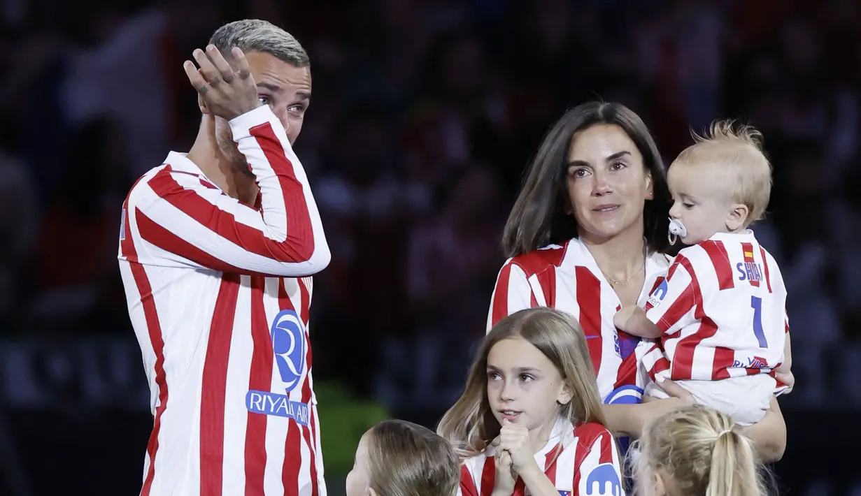 Momen emosional mewarnai perpisahan Antoine Griezmann dengan Atletico Madrid yang berlangsung pada Minggu (17/05/2026) malam waktu setempat. (AFP/Oscar Del Pozo)