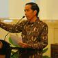 Presiden Joko Widodo memberi keterangan saat melakukan pertemuan dengan pelaku industri jasa keuangan di Istana Negara, Jakarta, Jumat (13/1). Jumlah UMKM di Indonesia terbilang cukup besar, yaitu lebih dari 50 juta UMKM. (Liputan6.com/Angga Yuniar)