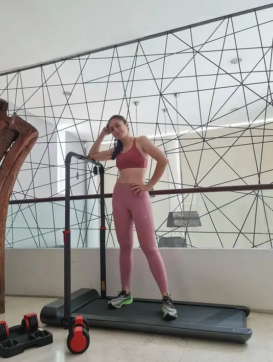 Selama menjajal berbagai jenis olahraga, Wulan Guritno selalu tampil stylish. Seperti potret ini, dia memakai baju olahraga warna pink yang memamerkan tubuh proporsional dan atletis. (Instagram/wulanguritno).