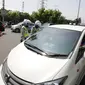 Polisi menggelar razia kendaraan pribadi yang menggunakan rotator pada mobilnya di Jakarta, Jumat (13/10). Lampu isyarat, rotator atau sirine tersebut hanya boleh digunakan untuk kendaraan petugas berwenang. (Liputan6.com/Angga Yuniar)