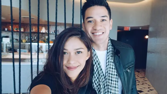 [Bintang] 11 Tahun Menikah, Ini Foto Mesra Nana Mirdad dan Andrew White