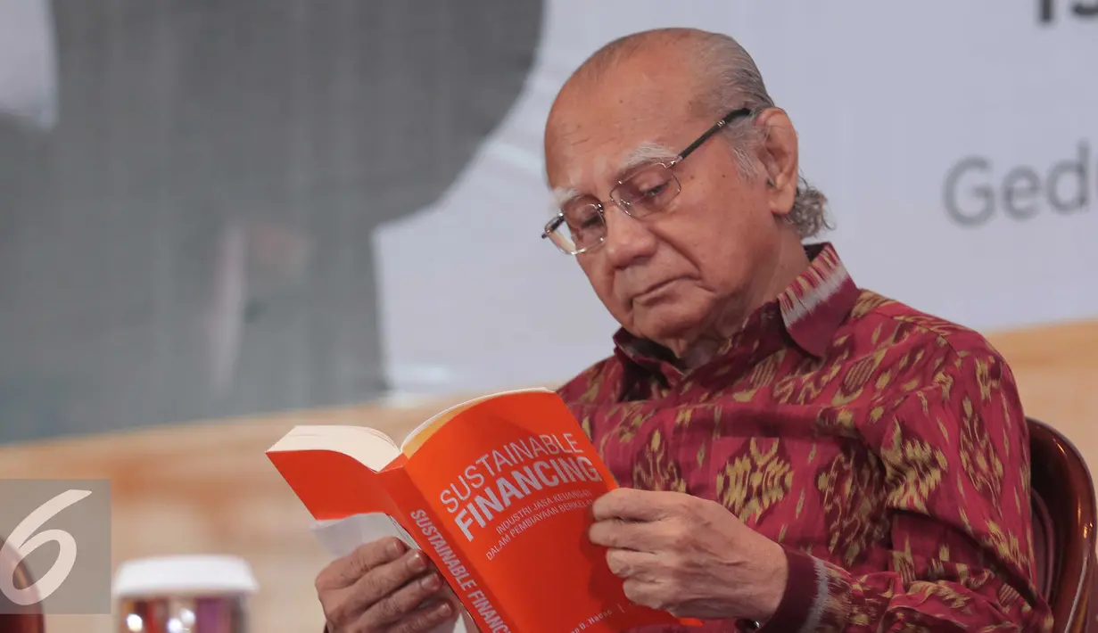 Ekonom Senior Emil Salim saat membaca buku "Sustainable Financing"  di Gedung Kementerian Keuangan, Jakarta, Jumat (4/12). Buku tersebut menjabarkan konsep dasar praktik-praktik sustainable financing. (Liputan6.com/Angga Yuniar)
