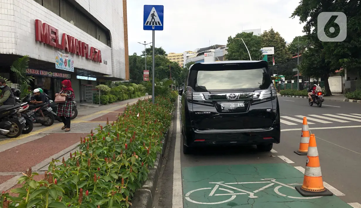 Mobil terparkir di jalur khusus sepeda, kawasan Blok M, Jakarta, Selasa (24/11/2020). Gubernur Anies Baswedan memperkirakan pembangunan jalur sepeda sepanjang 500 km di Ibu Kota bakal tertunda karena anggaran masih difokuskan untuk penanggulangan Covid-19 dan banjir. (Liputan6.com/Immanuel Antonius)