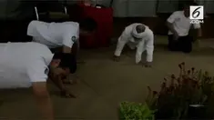 Walau sudah 56 tahun Aa Gym masih prima. Terbukti saat ia adu push-up dengan dua pria