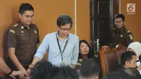 Akademisi Rocky Gerung menyapa saat hadir menjadi saksi pada persidangan Ratna Sarumpaet di PN Jakarta Selatan, Selasa (23/4). Rocky Gerung menjadi salah satu saksi yang dihadirkan oleh Jaksa Penuntut Umum di persidangan kasus berita bohong Ratna Sarumpaet. (Liputan6.com/Herman Zakharia)