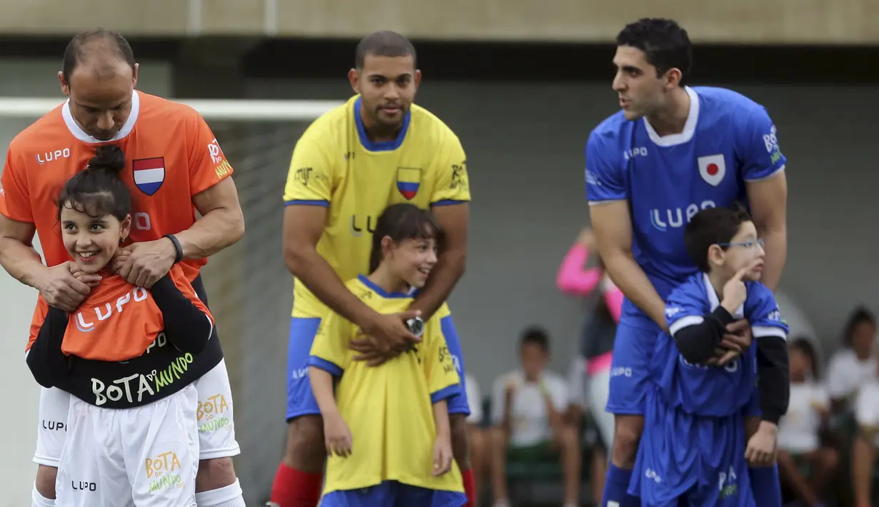 Sejumlah anak berkebutuhan khusus dan pesepakbola Brasil bermain bola saat menghadiri "World Boots" di Neymar Institute, Brasil, 7 Juni 2015. Acara tersebut diadakan pesepakbola Brasil Neymar untuk anak-anak berkebutuhan khusus. (REUTERS/Paulo Whitaker)