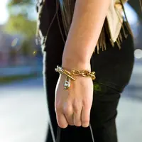 Ilustrasi Gelang Emas Rantai (Photo by nensuria on Freepik)