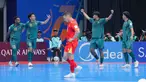 Pemain Timnas Futsal Indonesia merayakan keunggulan atas Vietnam pada babak perempat final Piala Asia Futsal 2026 di Indonesia Arena, Kompleks Gelora Bung Karno, Senayan, Jakarta, Selasa (3/2/2026). Timnas Futsal Indonesia memastikan lolos ke semifinal AFC Futsal 2026. (Bola.com/Bagaskara Lazuardi)