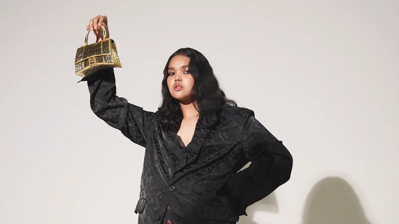 7 Potret Shahnaz Indira, Model Asal Indonesia yang Debut di London Fashion Week 2023