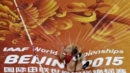 Atlet AS, Sandi Morris, saat beraksi di nomor lompat tinggi galah putri Kejuaraan Dunia Atletik 2015 di Stadion Nasional, Beijing, Tiongkok. (26/8/2015). (Reuters/Fabrizio Bensch)