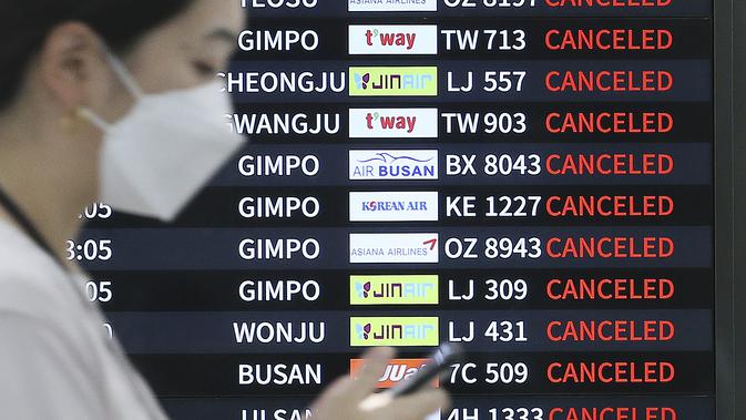 Papan elektronik menunjukkan penerbangan yang dibatalkan saat Topan Hinnamnor menuju Semenanjung Korea di Bandara Internasional Jeju di Pulau Jeju, Korea Selatan, Senin (5/9/2022). Ratusan penerbangan dihentikan dan lebih dari 200 orang dievakuasi di Korea Selatan pada Senin saat Topan Hinnamnor mendekati wilayah selatan negara itu yang merupakan badai terkuat dalam beberapa dekade. (Byun Ji-chul/Yonhap via AP)