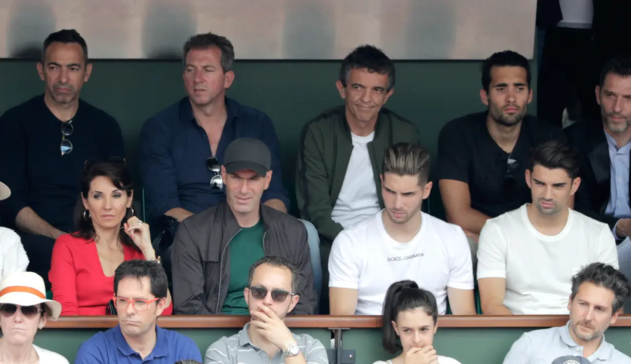 Mantan pelatih Real Madrid, Zinedine Zidane ditemani istri, Veronique menyaksikan final Prancis Terbuka 2018 di Roland Garros, Minggu (10/6). Zidane memang langsung pulang ke Prancis setelah memutuskan mundur sebagai pelatih Madrid. (AFP/CHRISTOPHE SIMON)