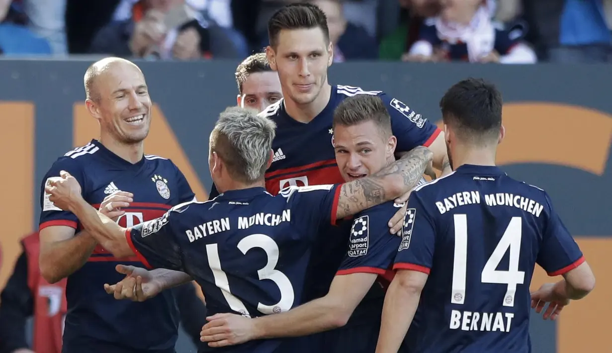 Para pemain Bayern Munchen merayakan gol yang dicetak oleh Arjen Robben ke gawang FC Augsburg pada laga Bundesliga di WWK Arena, Augsburg, Sabtu (7/4/2018). Bayern Munchen menang 4-1 atas FC Augsburg. (AP/Matthias Schrader)