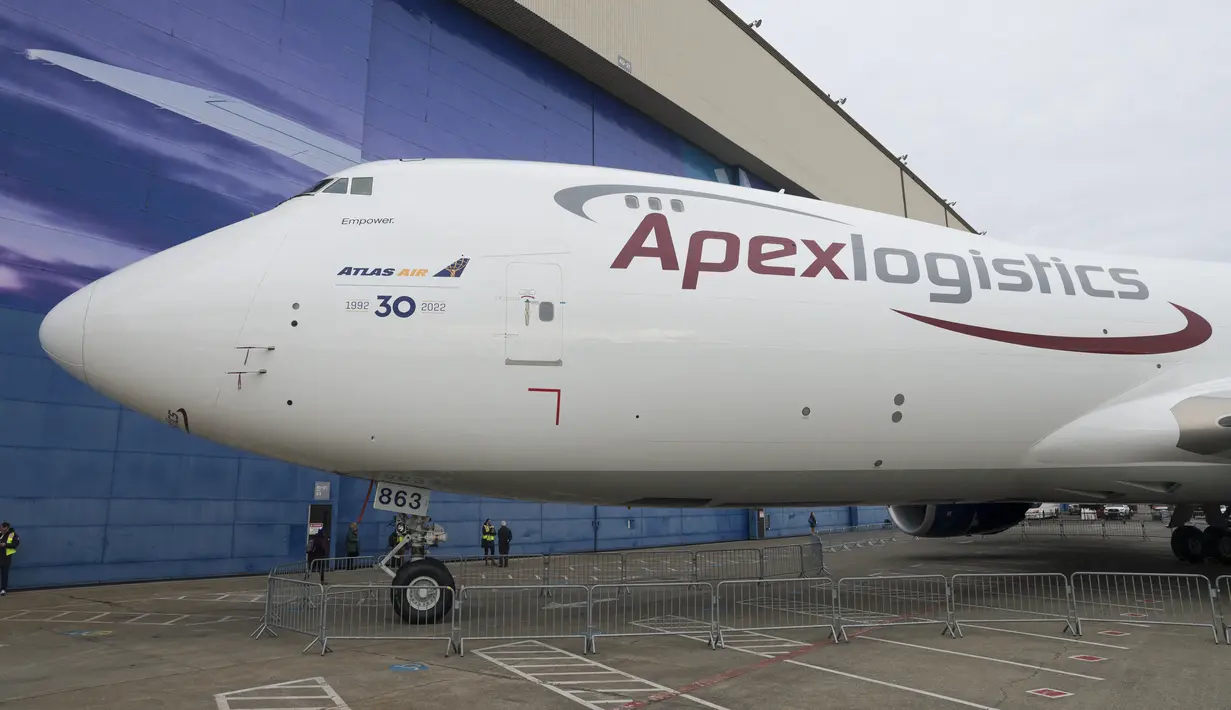 Pesawat Boeing 747 terakhir dalam upacara untuk menandai pengirimannya, di Boeing Future of Flight Museum di Everett, Washington, pada 31 Januari 2023. Ribuan karyawan Boeing menyaksikan pengiriman terakhir pesawat bersejarah tersebut, yang membawa perjalanan udara besar-besaran dan mewakili bagian Americana yang tak terhapuskan. (Jason Redmond / AFP)