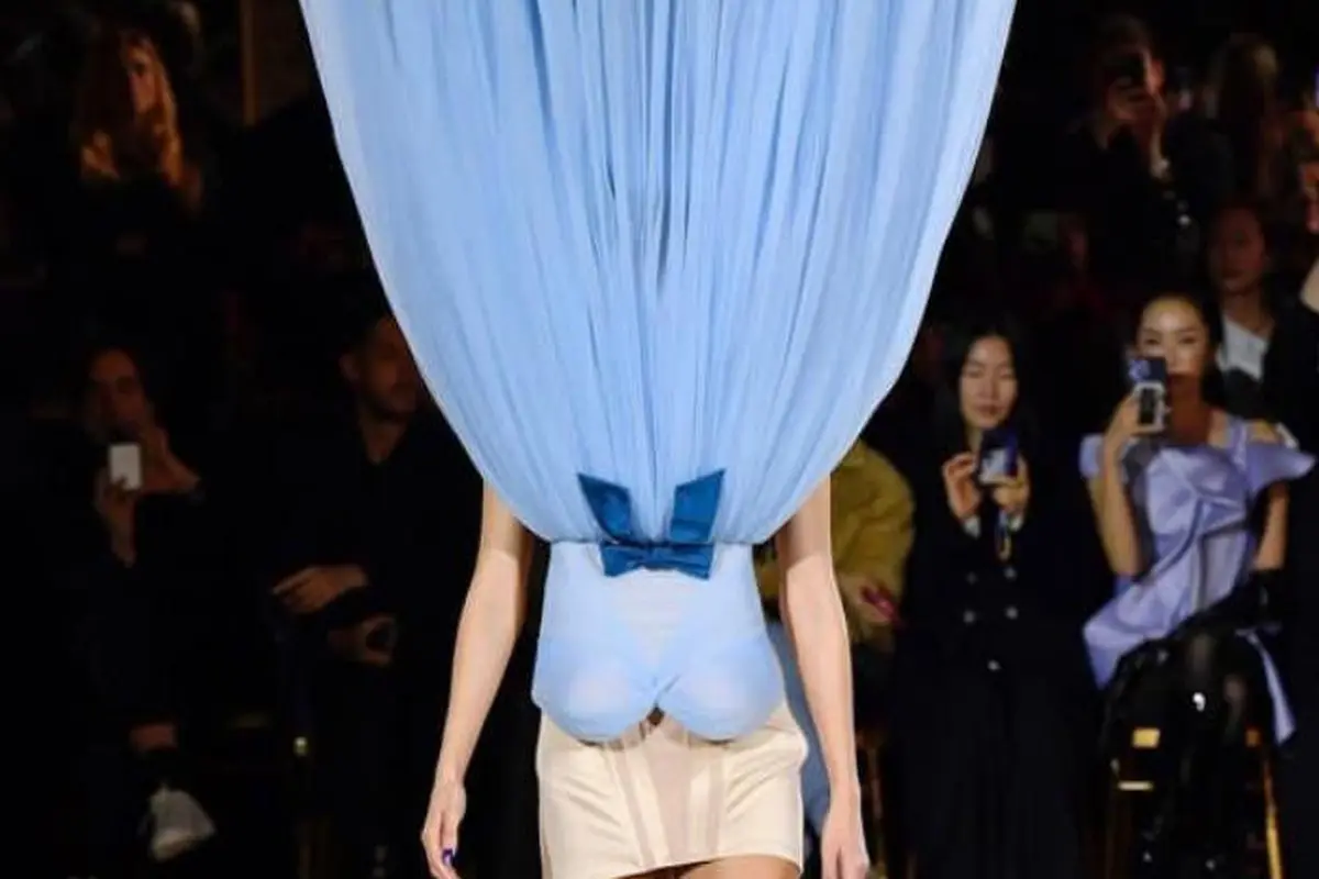 Viktor & Rolf Tampilkan Koleksi Gaun Terbalik di Paris Haute Couture Week 2023
