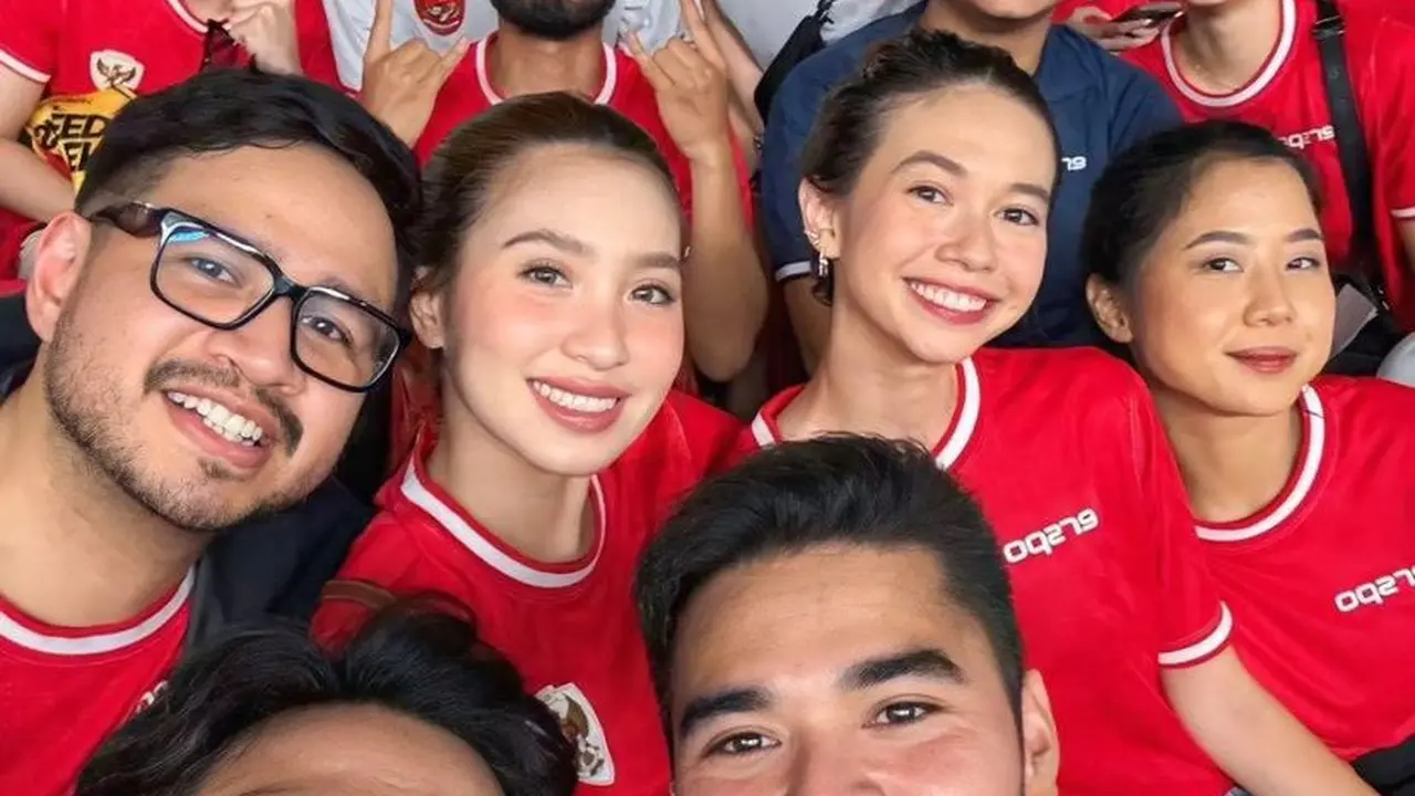 Gaya Yuki Kato Menyaksikan Timnas Indonesia vs Arab di GBK