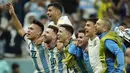 Lionel Messi dkk pun lolos ke babak semifinal untuk menantang Kroasia yang sebelumnya juga lolos berkat kemenangan lewat adu penalti atas Brasil. (AP/Francisco Seco)