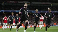 Striker Bayern Munchen, Harry Kane, merayakan gol yang dicetaknya ke gawang Arsenal dalam laga leg pertama perempat final Liga Champions 2023/2024 di Emirates Stadium, Rabu (10/4/2024) dini hari WIB. (Ian Kington / IKIMAGES / AFP)