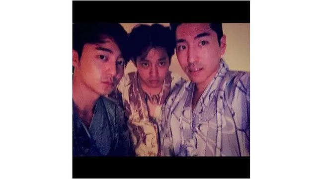 Teseret Kasus Prostitusi, Ini 6 Momen Kedekatan Roy Kim dan Jung Joon Young