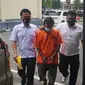 Pelaku pemerkosaan anak kandung di Mojokerto digiring ke kantor polisi. (Dian Kurniawan/Liputan6.com)