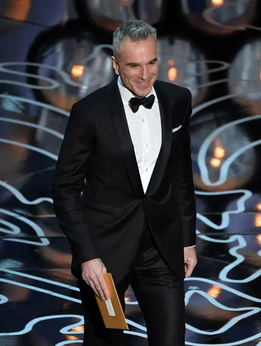 “Ia (Baniel Day-Lewis) berterima kasih kepada semua partner dan penonton yang selama bertahun-tahun. Ini adalah keputusan pribadinya, dia ataupun perwakilannya tak akan berkomentar lebih lanjut,” tambah sumber. (AFP/Bintang.com)