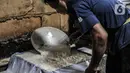 Pekerja saat menyelesaikan pembuatan tahu di salah satu industri rumahan kawasan Mampang, Jakarta, Minggu (30/8/2020). Covid-19 menyebabkan produksi tahu di industri rumahan menurun drastis dibandingkan sebelum merebaknya pandemi. (merdeka.com/Iqbal S. Nugroho)