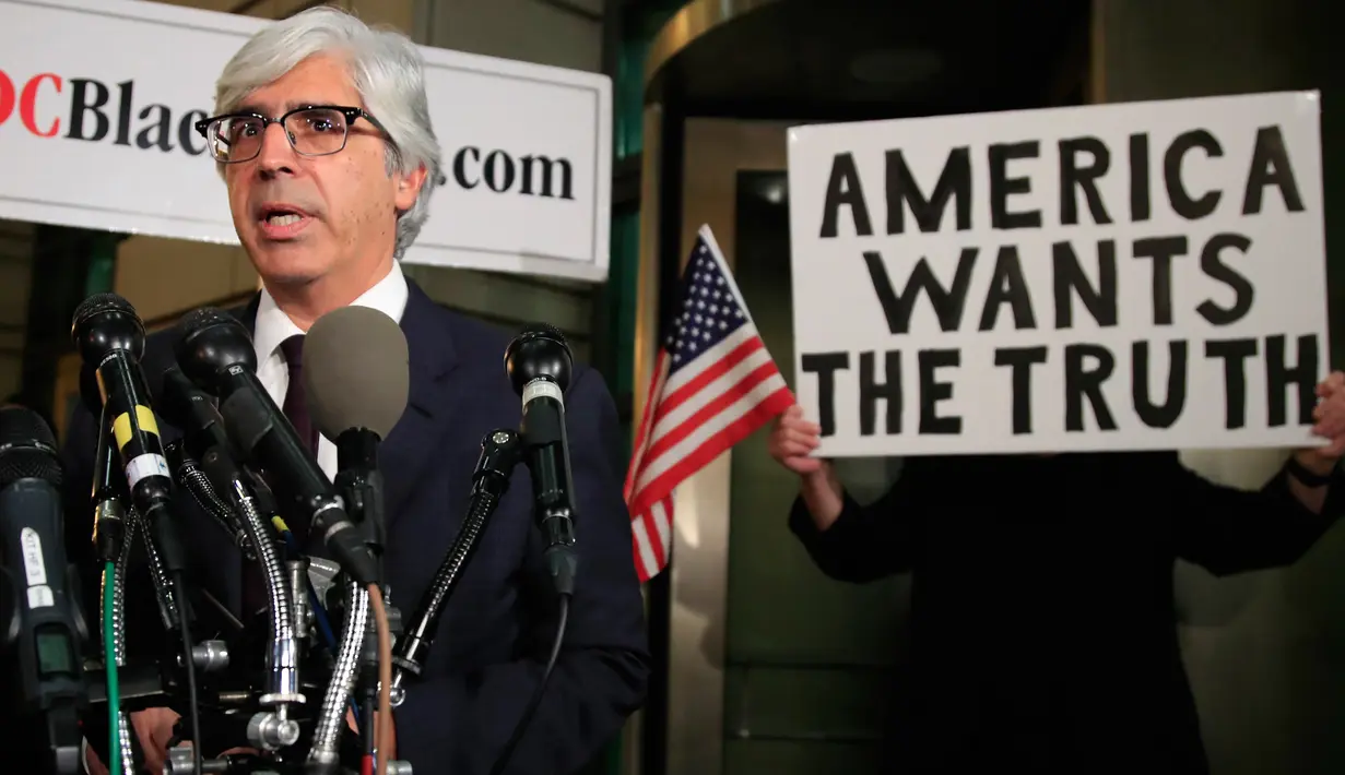 Pengacara CNN, Ted Boutrous memberikan keterangan setelah sidang dengar pendapat di pengadilan federal, Washington, Rabu (14/11). CNN menggugat Presiden Donald Trump atas penarikan izin meliput salah satu wartawannya, Jim Acosta. (AP/Manuel Balce Ceneta)