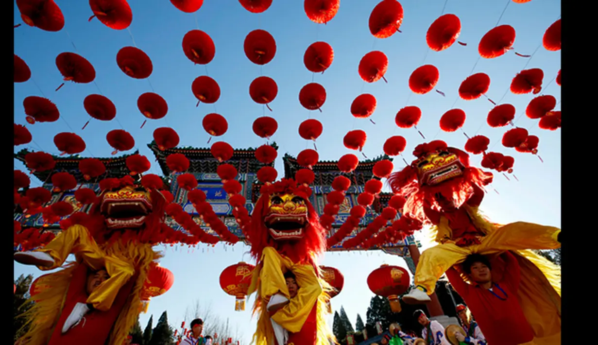 Penampilan barongsai saat pembukaan pameran kuil untuk perayaan Tahun Baru Cina di Ditan Park,  Beijing (18/2/2015). Tahun Baru Imlek pada 19 Februari akan menyambut Tahun Domba . (REUTERS / Kim Kyung-Hoon)