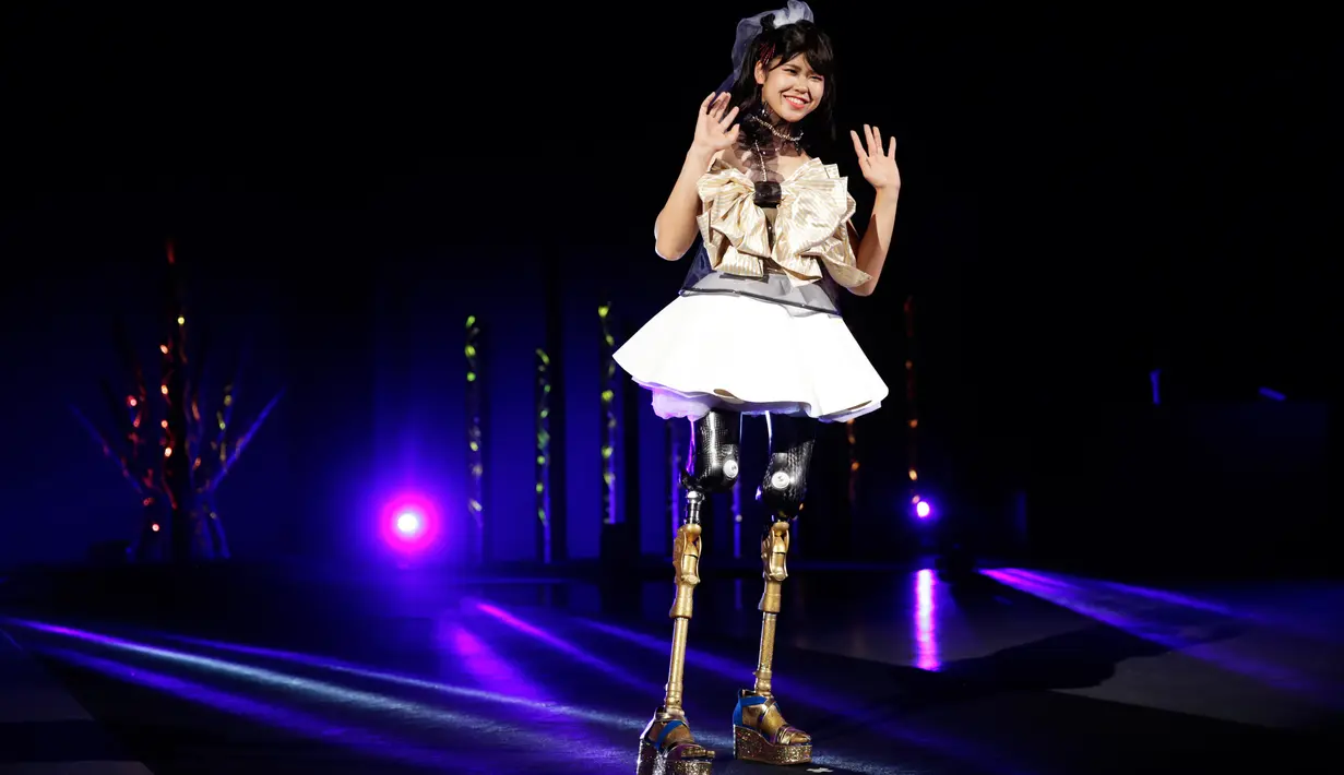 Atlet Paralympian Jepang, Erina Yuguchi berpartisipasi dalam fashion show bertajuk "Amputee Venus Show" di Tokyo, Selasa (25/8/2020). Fashion show tersebut menandai pembukaan Paralympic Games yang rencananya akan dibuka pada 24 Agustus 2021 mendatang. (AP Photo/Hiro Komae)
